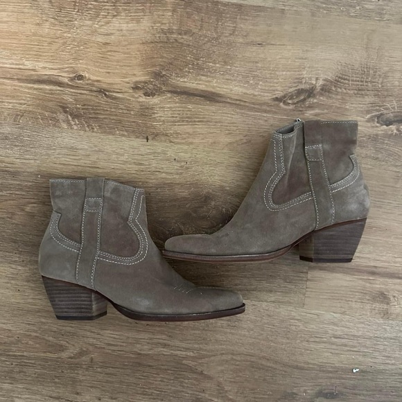 DV by Dolce Vita Booties - Picture 1 of 2